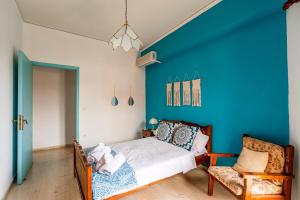 Central Apartment for 4 by Alecos Studios