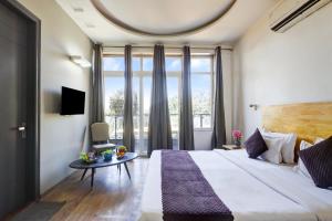 Wedlock Hotel Near Artemis Hospital