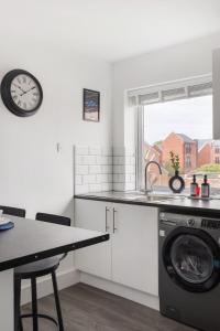 1st Floor Flat by Reading Centre Perfect for Contractors and Long-Term Stays