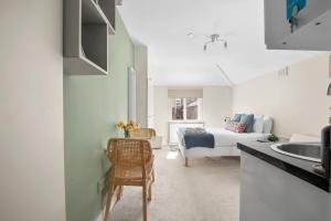 Stylish Private Room and Ensuite Near The Oval
