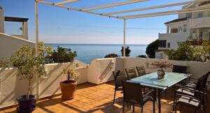 Iso parveke merenrannassa 102