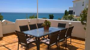 Iso parveke merenrannassa 102