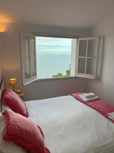 Casa blanca de Begur con vistas al mar y piscina