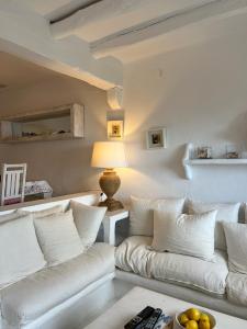 Casa blanca de Begur con vistas al mar y piscina