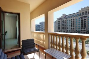 Palm Escape 1BR Steps to Beach & Nakheel Mall