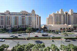 Palm Escape 1BR Steps to Beach & Nakheel Mall