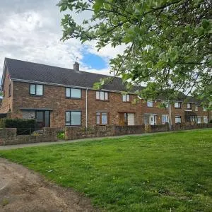 Peace and Love House - Cobham