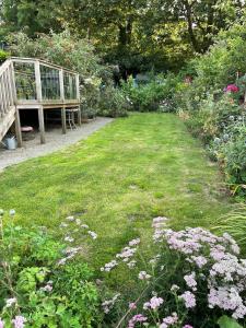 Bryntivy - a cheerful stone cottage close to beach