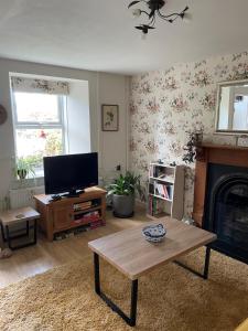 Bryntivy - a cheerful stone cottage close to beach