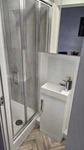 Bright Studio Apt, Great connection 2B