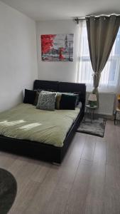 Bright Studio Apt, Great connection 2B
