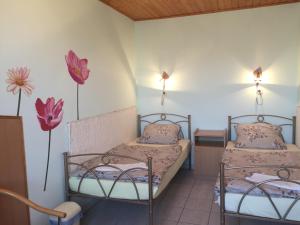 Two-Bedroom Apartment with Balcony room in Pinczés Ház