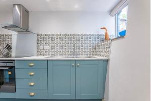 Cosy Cromford village cottage