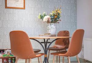 Cosy Cromford village cottage