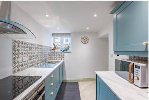 Cosy Cromford village cottage