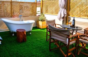 Old Town Rhapsody, Cosy 2-Floor Home with Rooftop Bathtub, BBQ & Lounge Under Sun Umbrellas