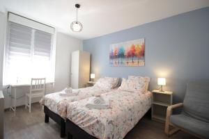 Les loges de Véro - RDC - Entièrement climatisé - Parking privé - Garage vélo moto - Rénové en 2025 - Classé 3 étoiles - 5 couchages - 2 ch - 1 canapé conv - WIFI - Boulangerie, petite restauration et restaurant à prox - À 5 mn du centre 