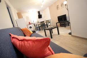 Les loges de Véro - RDC - Entièrement climatisé - Parking privé - Garage vélo moto - Rénové en 2025 - Classé 3 étoiles - 5 couchages - 2 ch - 1 canapé conv - WIFI - Boulangerie, petite restauration et restaurant à prox - À 5 mn du centre 