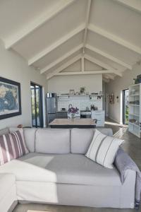 Hillandale Hideaway-modern cabin near Plett