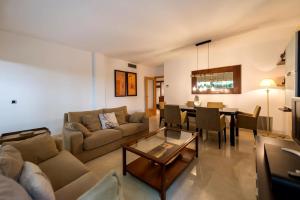 Ground floor with garden a few meters from the sea