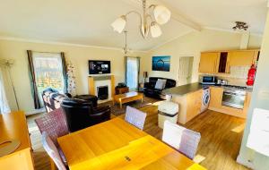 Family Friendly Lodge sleeping 5 with Hot Tub - Devon