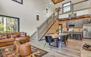 Seven Bears in the Woods - Modern Luxury Cabin-2 KING BEDS - 1 Bunk Bed Full and Twin- Hot Tube - Game Room - 皮特曼中心