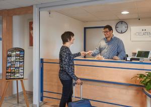 Hotels Atena Bordeaux Sud Est Creon - Velo Friendly : photos des chambres