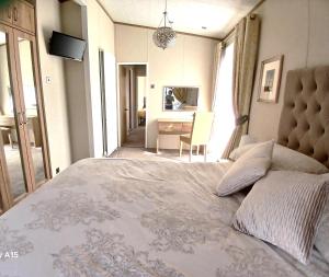 Luxury Lodge at Southview - perfect for couples with pond view and sun room