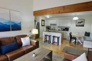 Beaver Creek, Avon condo, walk to ski shuttle - on the Eagle River - 爱德华兹