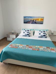 Zimmer mit Kingsize-Bett und Gartenblick.