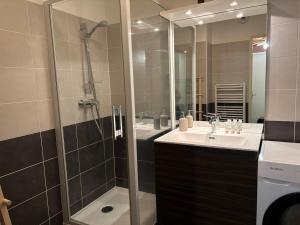 Appartements Retro-chic elegance with terrace near tramway : photos des chambres