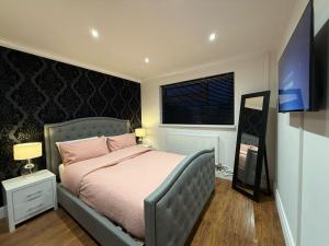 Stylish & Cosy Home in Bridgend with free parking