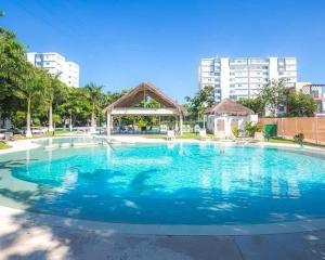 Modern, Downtown Apartment, 2BR, 2BTH, with pool