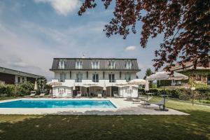 Aquavista Residence - Panoramic Lakefront Penthouses with Pool