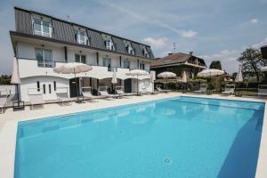 Aquavista Residence - Panoramic Lakefront Penthouses with Pool