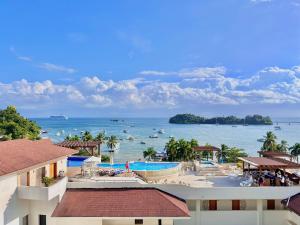 Stunning Bay View Condo, Pool