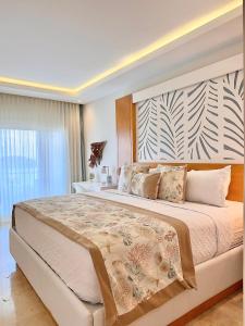 Stunning Bay View Condo, Pool