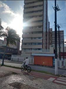 Apto em prédio frente a praia, 1 quarto, com garagem coberta, local privilegiado