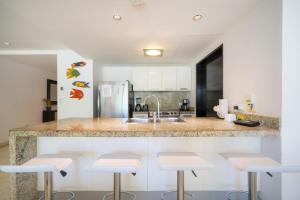 Infinity Pool and Private Beach Club - Luxury Complex The Elements Condos - GH8