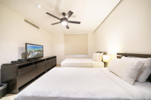 Infinity Pool and Private Beach Club - Luxury Complex The Elements Condos - GH8