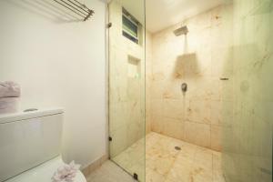 Infinity Pool and Private Beach Club - Luxury Complex The Elements Condos - GH8