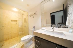 Infinity Pool and Private Beach Club - Luxury Complex The Elements Condos - GH8