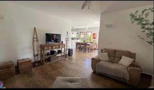 Casa com Piscina Aquecida em Condomínio no Guaruja