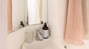 Artsy & Bright - Scandinavian Apartment