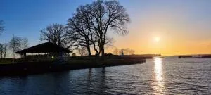 Cozy Lake Vänern Villa - 3BR, 200m to Lake, Covered Deck - Tattertorp