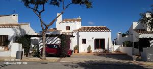 Modern 3 Bedroom Villa with Pool & Garden, Ideal for Families