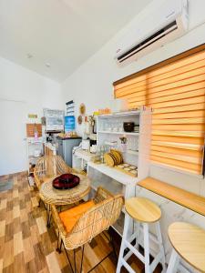 Olango Island - S&E-3 Tiny Guest House Fully Furnished with Hot Shower, Washer, Wi-Fi, Netflix & King-size Bed