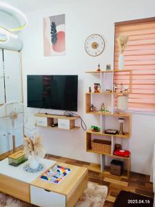 Olango Island - S&E-3 Tiny Guest House Fully Furnished with Hot Shower, Washer, Wi-Fi, Netflix & King-size Bed