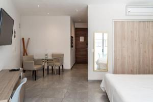 Large studio with working space 100m from 5th Ave