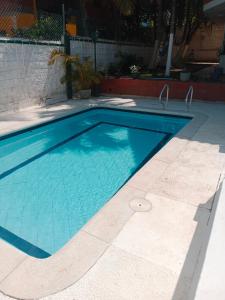 Habitación con aire y piscina